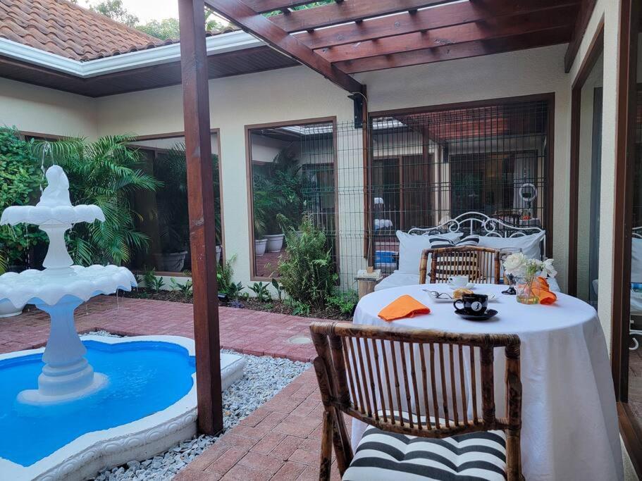 Vive Utila - Bed & Breakfast Extérieur photo